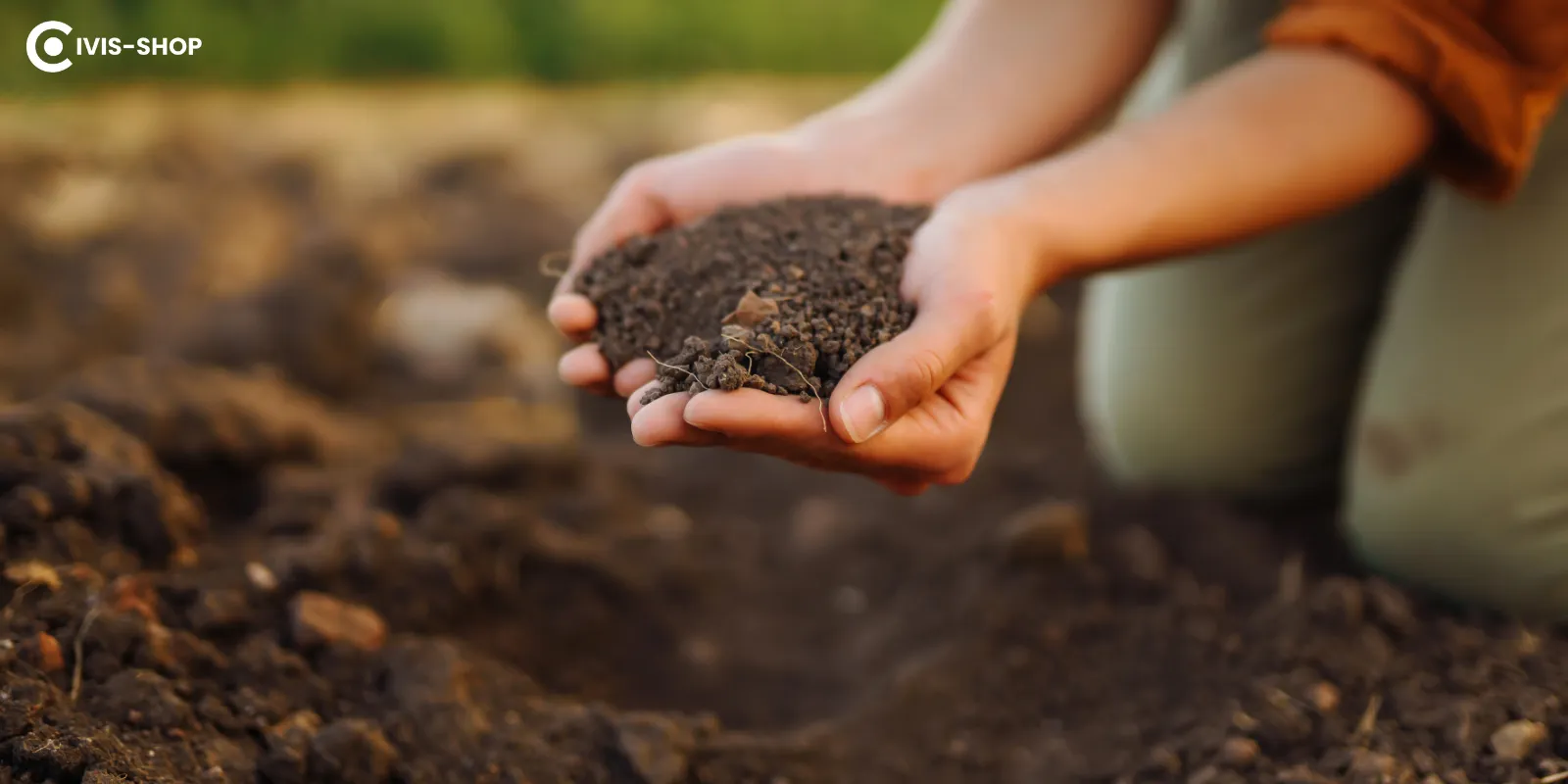 Egy nő tökéletesen előkészíti a talajt a kertészkedéshez