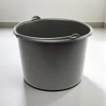 Műanyag vödör 12 literes fémfüllel, belső mércével – szürke - Image 2